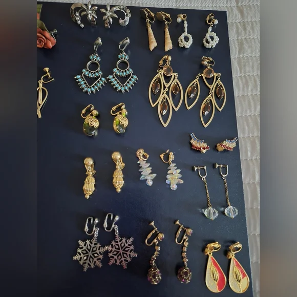 Vintage Clip On Earrings - Picture 3 of 5